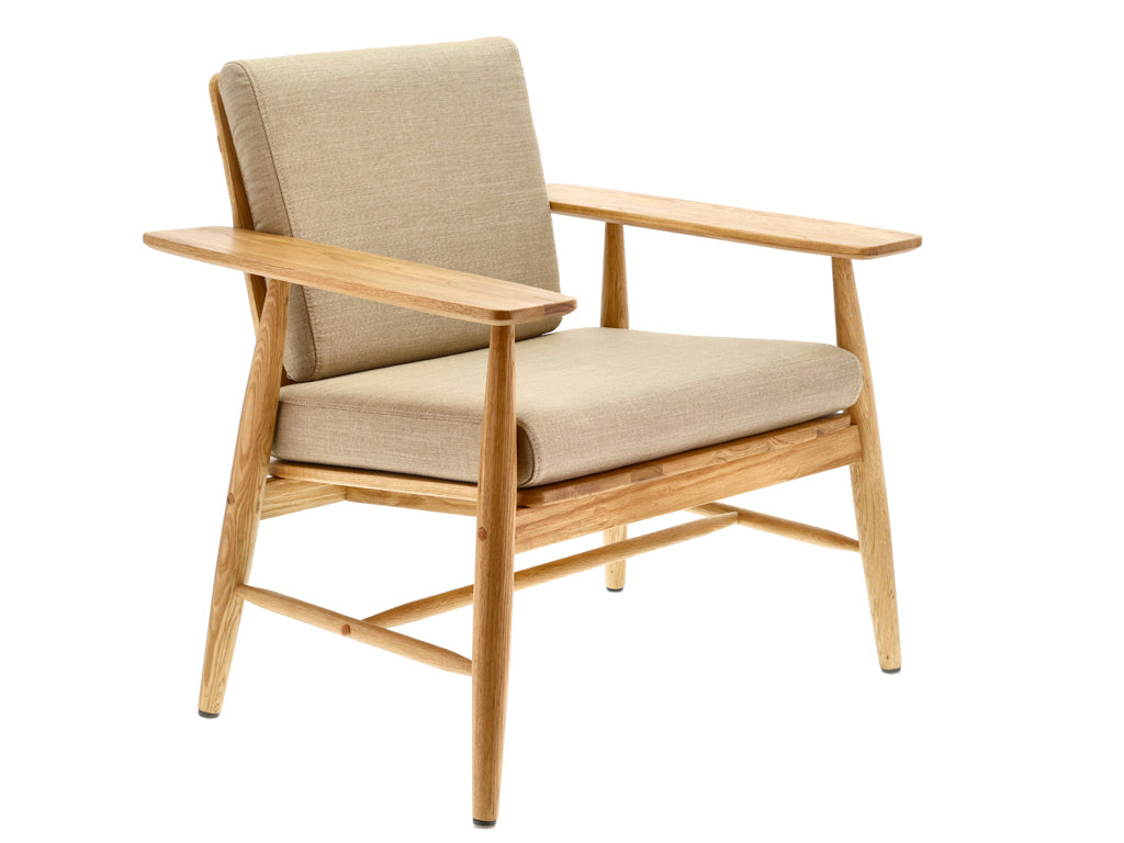 כיסא לאונג' Bodo מבית המותג הדני villa collection, כסא נוח עשוי מעץ אלון מלא טבעי. הכסא מתאים לשימוש בחלל הפנים בלבד.
מאפיינים עיקריים
גובה - 79 ס"מ
רוחב - 78 ס"מ
עומק - 66 ס"מ
חומרים: עץ אלון מלא טבעי