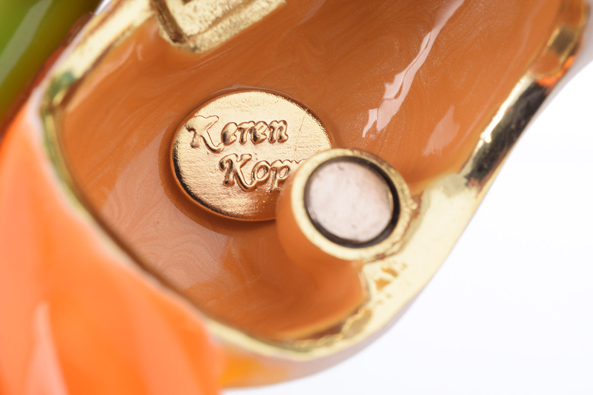 Keren Kopal Frog Lying on Leaf