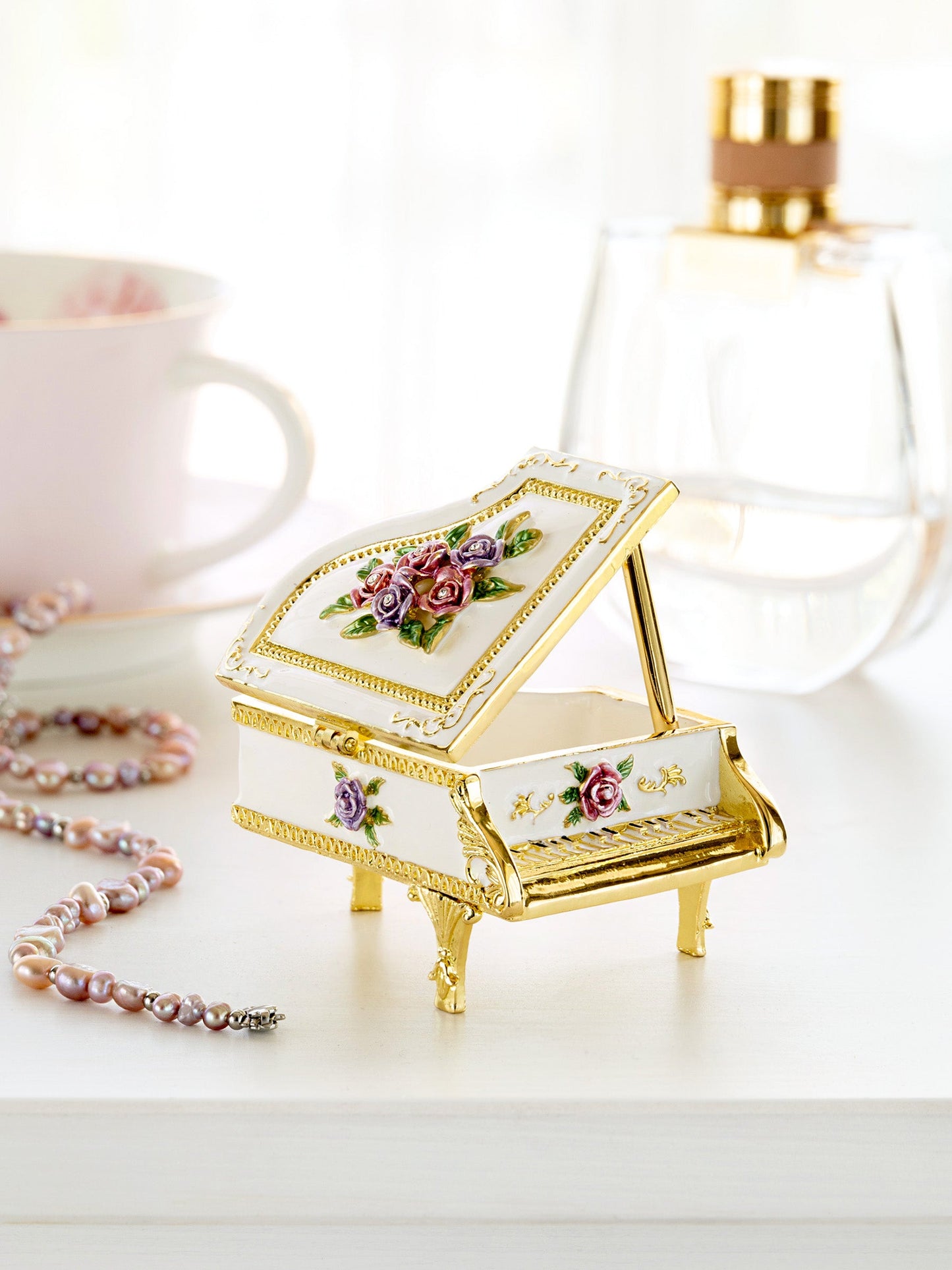 Keren Kopal White piano with flowers
