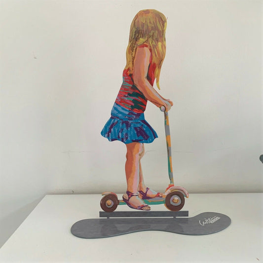 'GIRL ON SCOOTER' - גרשטיין | סדרת אנשים