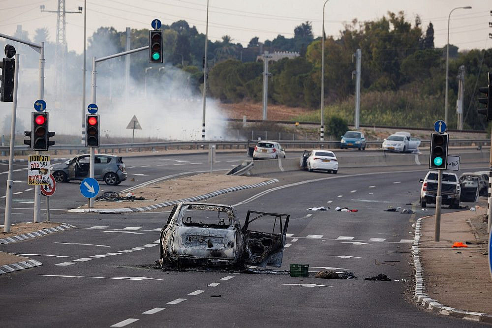 Abandoned cars, some of them burned, on Route 34 – a testament to the massacre that took place on the morning of Saturday, October 7th. Just a few hours earlier, five Yamam (Israel's counter-terrorism unit) fighters were killed here at the junction in a face-to-face battle against Hamas's Nukhba (elite) militants. At this midday hour, hundreds of militants still control many of the communities around the Gaza envelope, engaging 
מכוניות נטושות, חלקן שרופות, בכביש 
34 – עדות לטבח שהתרחש בבוקר שבת 7 באוקטובר.