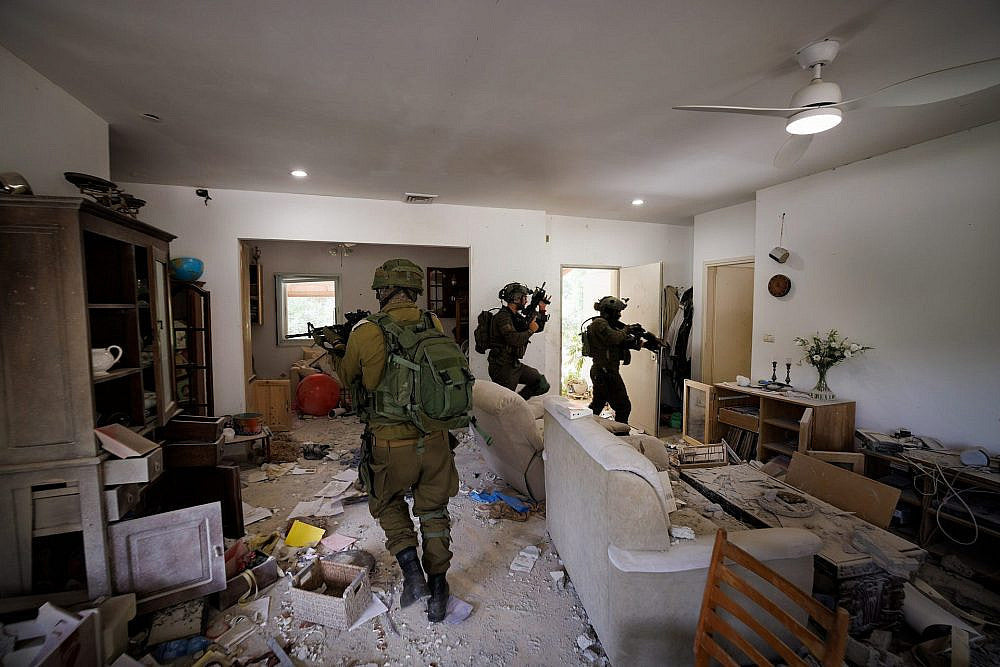 צילום מתוך הספר - כוחות הביטחון בקיבוץ בארי, 11.10.2023