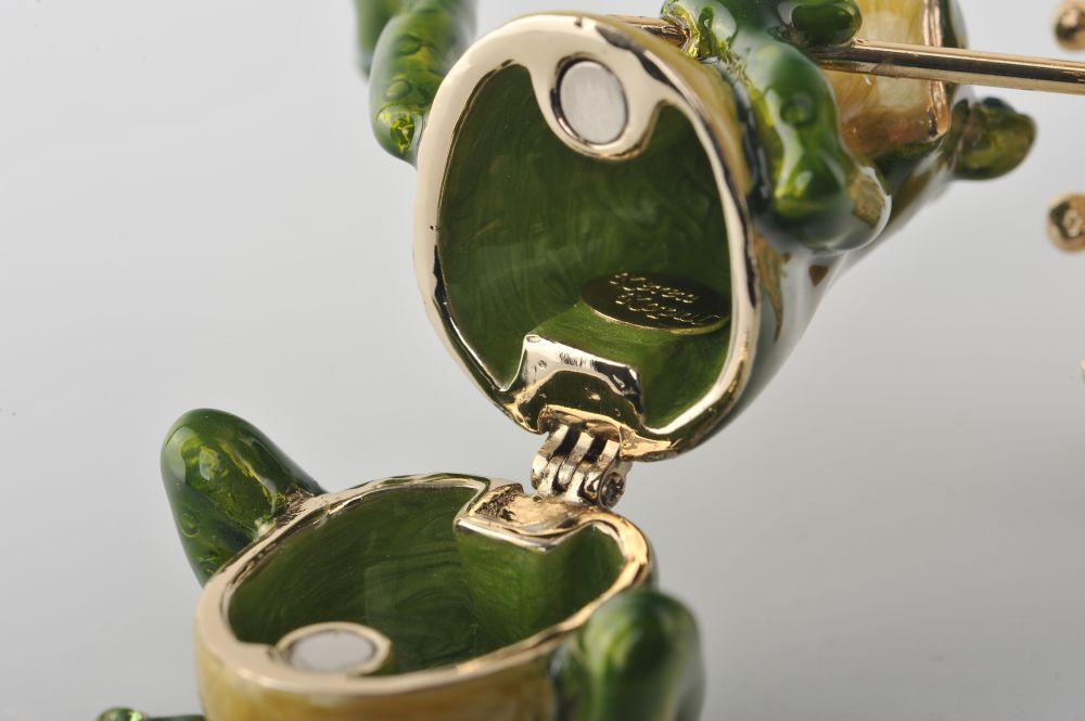 Keren Kopal Frog holding an Umbrella