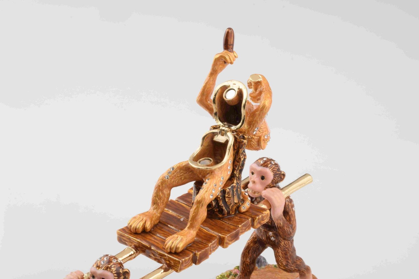 Keren Kopal Monkeys Carrying Monkey King