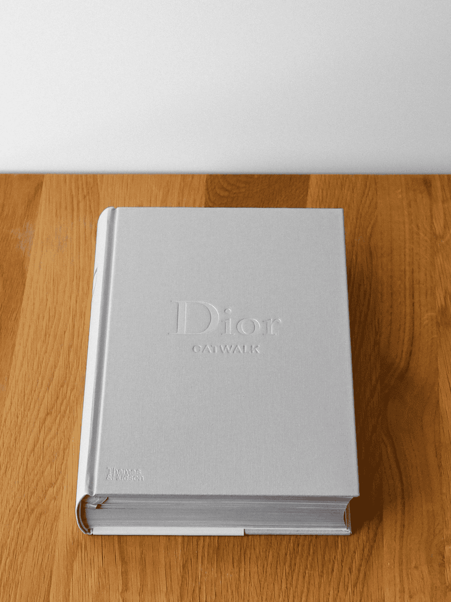 ספר Dior Catwalk עומד - כריכה קדמית.