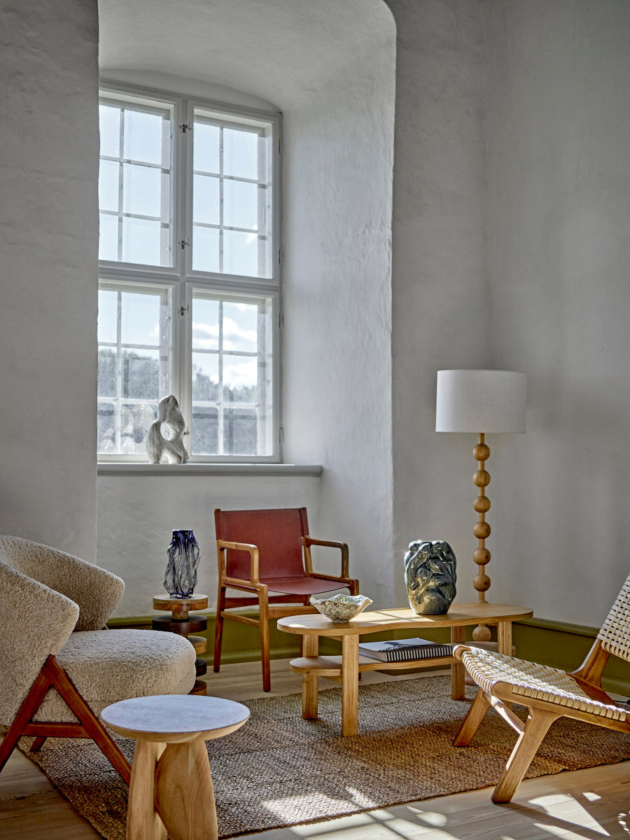 שולחן סלון עץ אלון בחדר מואר עם כורסה