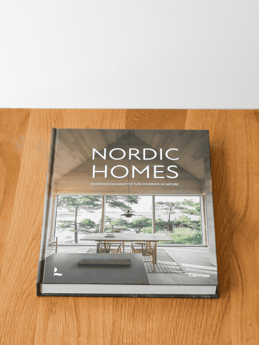 ספר Nordic Homes על שולחן.